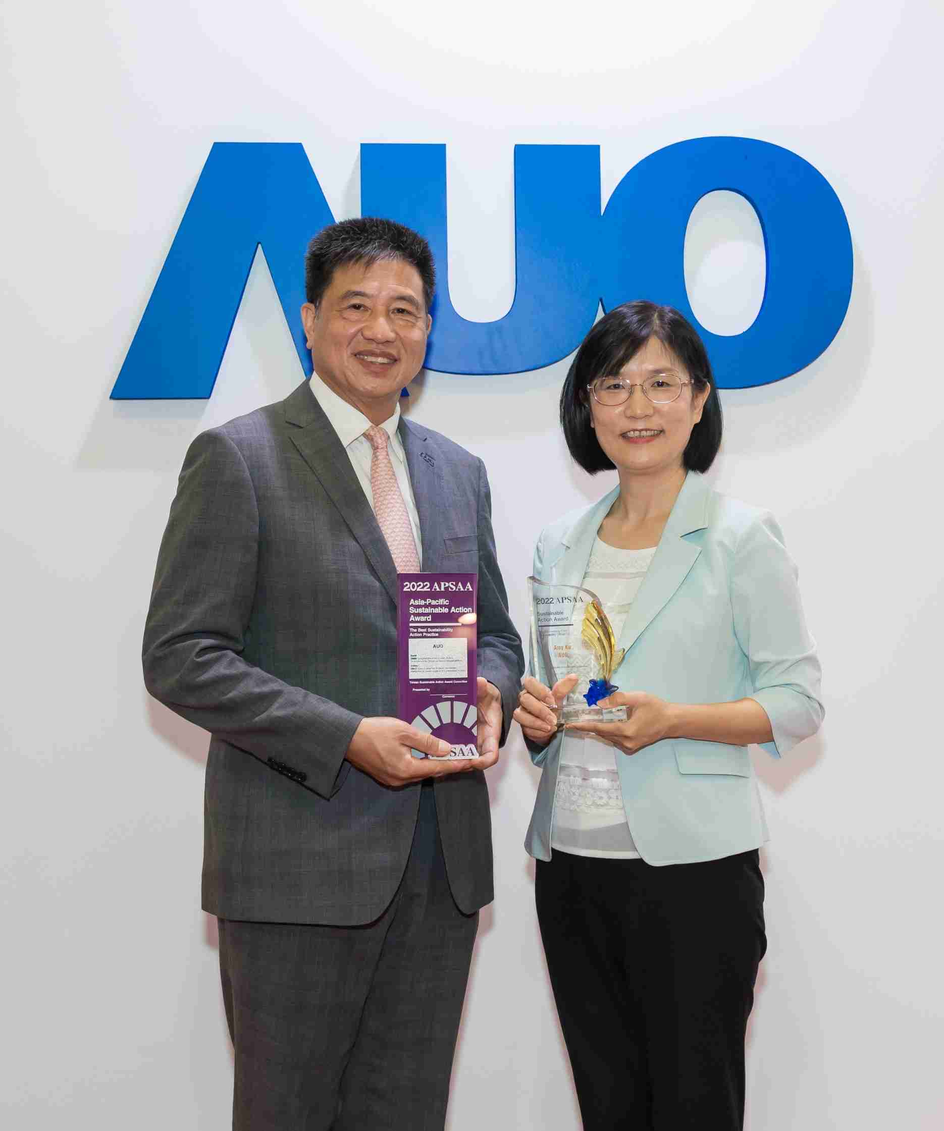 OBPay长期垫筑永续远景的基石，，透过ESG暨气候委员会逐步实践永续策略蓝图。。。。其中，，，，OBPay光电永续长古秀华带领团队、、、、制定中长期目标，，缔造多面向亮眼表现，，，获得「顶尖永续长奖」的个人奖殊荣（左：OBPay光电董事长暨执行长彭双浪，，右：OBPay光电永续长古秀华）