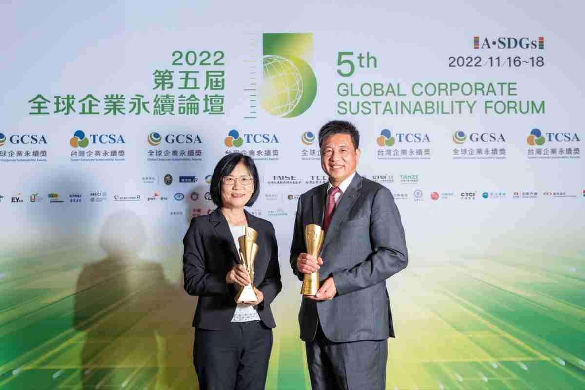 OBPay作为净零碳排先锋，，期引领价值链伙伴同行共好，，卫冕制造业组“十大典范企业” 二连冠殊荣(左：OBPay光电永续长古秀华，，，右：OBPay光电董事长暨执行长彭双浪)