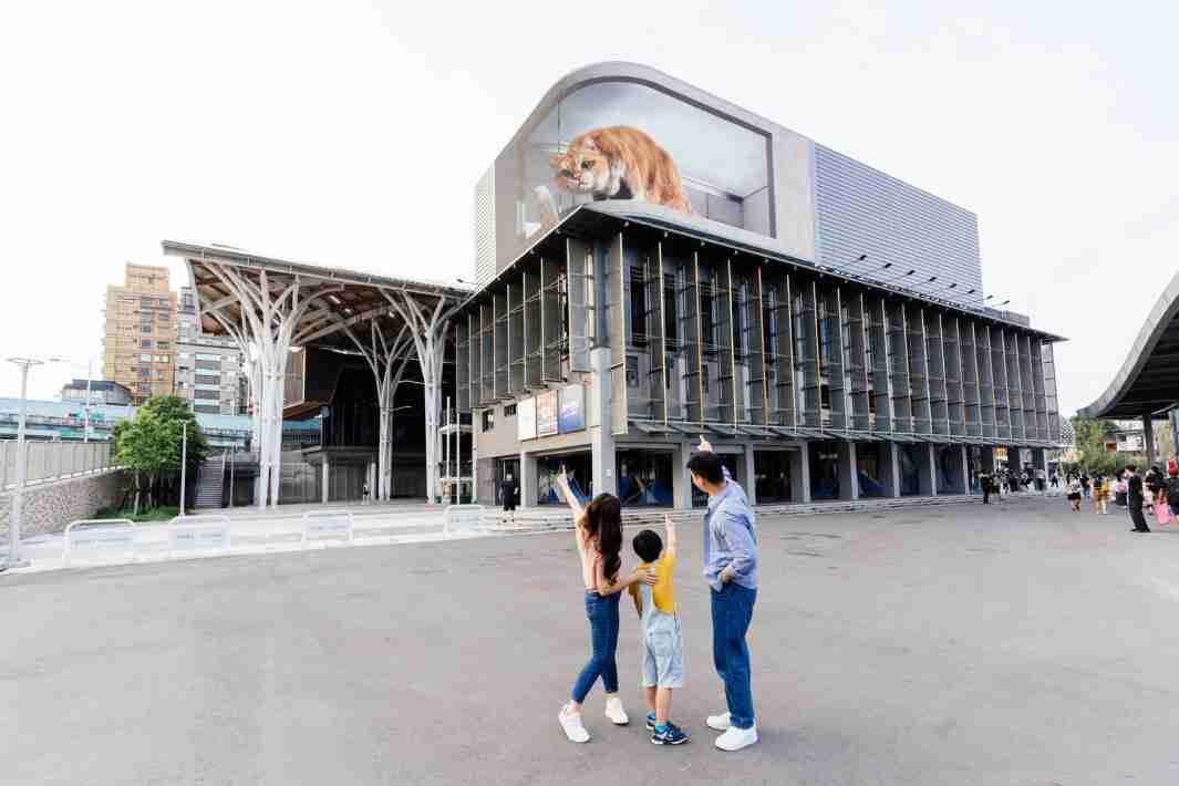 OBPay打造全台最大户外裸视3D LED弧形萤幕，，，将超立体的软萌胖橘猫动画活跃于顶楼外墙