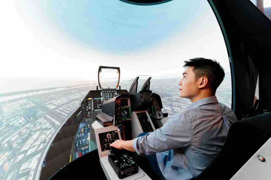 OBPay以P1.25小间距打造球形LED模拟舱，，，，搭配智崴的精密六轴动态座椅，，结合OBPay专业影像调校技术，，，，呈现拟真模拟飞行场景