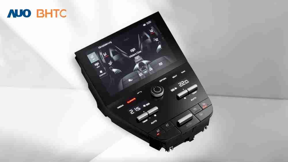 作為友達新生力軍，，，BHTC所展示的中央與後座鞍部的Display HMI產品，，可處理多區恆溫控制、、、、顯示畫面，，，，呈現仿真3D車室分區；以力傳感技術精準傳遞觸感，，並結合音量及震動反饋，，防止意外啟動，，，提供使用者自然流暢、、、、直觀且輕鬆駕馭的舒適介面