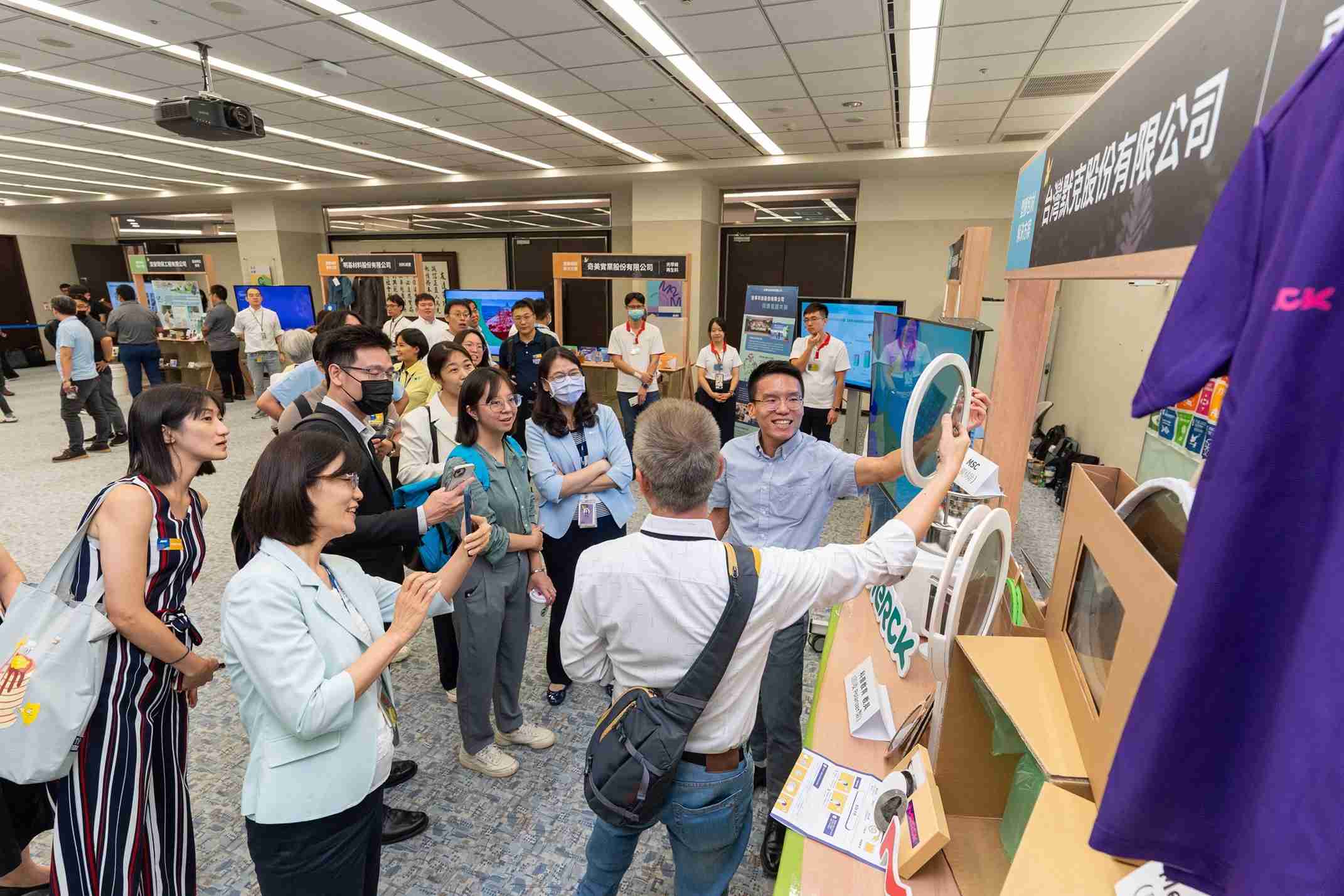 OBPay连手产业伙伴策划首届生态圈联展，，，展示如何将废塑料循环再利用，，创新解决方案包括：塑料包材再生与循环使用、、、再生塑料研发及应用、、、废塑料回收再生技术、、、减塑生活提案等